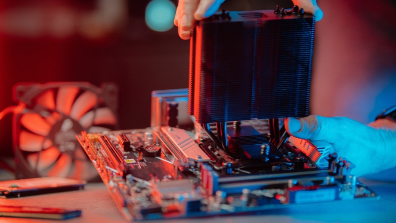 Osoba montira hladnjak na procesor na matičnoj ploči